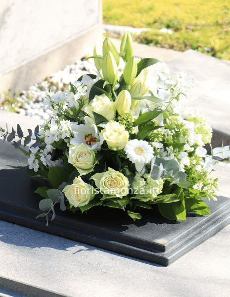 Composizione funebre toni del bianco